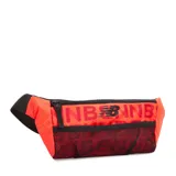 Riñonera color rojo eléctrico con logo de New Balance y cierre frontal.