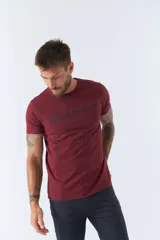 Remera color arena con cuello redondo y logo bordado en el pecho.