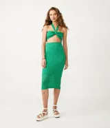 Blusa musculosa cropped color verde, confeccionada en lana acrílica con lazo en el cuello, realce retorcido en el busto y malla en punto rombo.