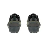 Zapatillas de senderismo Merrell Intercept, color verde oliva con detalles en negro.