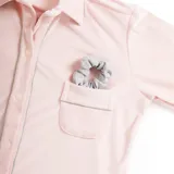 Pijama celeste de terciopelo, compuesto por una camisa de manga larga con botones y vivo blanco, bolsillo en el pecho y un pantalón recto con elástico en la cintura.