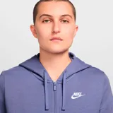 Campera con capucha Nike Sportswear Club Fleece, color azul con cierre frontal y logo bordado en blanco. Tiene bolsillos tipo canguro y puños y cintura acanalados.