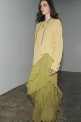 Falda midi color verde oliva, de tiro medio con cintura elástica y volantes asimétricos.