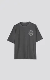 Remera gris melange de algodón premium con cuello redondo, calce oversize y estampa sublimada en el pecho con la leyenda "Tarot, Luna, El Mundo".