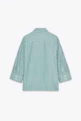 Camisa de mujer con cuello solapa y manga tres cuartos con estampado a rayas verticales verdes y blancas. Cierre frontal con botones ocultos.