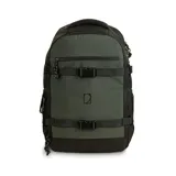 Mochila de 28 litros color verde militar y negro, fabricada con tejido antidesgarro de residuos plásticos reciclados. Tiene cierre completo para fácil acceso y correas ajustables. Presenta el logo de la marca en el frente.