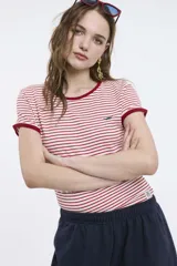 Remera corta de algodón a rayas horizontales blancas y rojas, con cuello y mangas con ribete al tono.