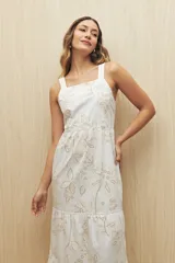 Vestido midi blanco con bordado floral calado, corte evasé y breteles finos.