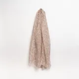 Pashmina rectangular color beige con estampado de hojas en blanco.