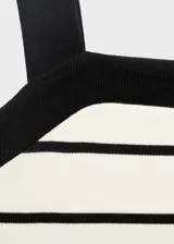 Vestido midi de algodón a rayas horizontales blancas y negras, con tirantes anchos y escote recto. Presenta una abertura lateral en el ruedo.