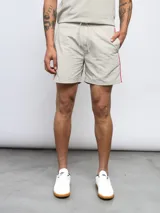 Short de baño negro con una franja vertical celeste con diseño estampado en el lateral.