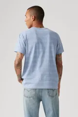 Remera celeste a rayas horizontales con bolsillo en el pecho.
