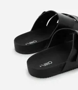Sandalia slide city negra de material sintético, con tiras cruzadas y hebilla ajustable.