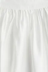 Blusa corta blanca de tejido liviano con escote cuadrado fruncido, corte holgado, manga globo raglán al codo y elástico fino en los puños.