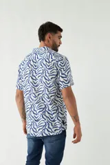 Camisa estampada de hombre, corte slim, manga corta, cartera abotonada y logo bordado.