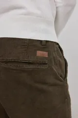 Pantalón de pana color beige, de corte recto y tiro medio.