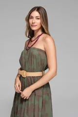 Vestido largo blanco, estilo maxi, sin tirantes (strapless) con parte superior elastizada y falda con volados escalonados.