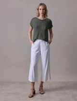 Pantalón crop de lino blanco con pretina trasera elastizada y bolsillos delanteros.