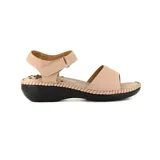 Sandalias bajas negras de cuero, con tira ancha sobre el empeine y pulsera con hebilla al tobillo.