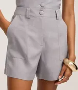 Short recto de sastre color gris claro, con cintura alta, doble trabilla y bolsillos falsos.