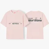 Remera color crema de corte recto y mangas cortas, con estampados en negro en el frente y la espalda.