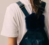 Pantalón de cuero azul con corte recto y brillo, diseño elegante y moderno.