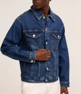 Campera trucker de jean azul oscuro, con cuello tradicional, cierre frontal con botones, cuatro bolsillos y mangas largas.