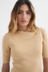 Sweater amarillo de tejido de punto acanalado, con cuello bote y mangas 3/4.