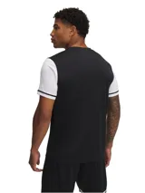 Remera deportiva Under Armour Challenger de hombre, color azul marino con mangas cortas blancas y logo de la marca en el pecho.