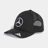 Gorra Adidas negra con paneles frontales rígidos y paneles traseros de malla. Presenta logo de Mercedes Benz bordado en blanco en el frente y logo de Adidas bordado en blanco en la visera.