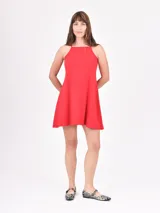 Vestido corto negro con breteles finos y corte evasé.