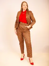 Pantalón entallado de color camel con estampado de animal print, ideal para looks formales.
