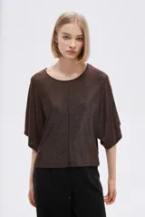 Remera manga corta gris con lurex, de corte holgado y cuello redondo.