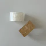 Pulsera rígida de acrílico con diseño marmoleado.