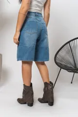 Bermuda oversize de jean color celeste.