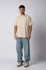 Remera color crudo de corte recto y mangas cortas.