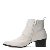 Botas de caña baja color blanco, con puntera fina, taco cuadrado y doble tira con hebillas metálicas.