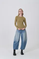 Remera de manga larga ajustada al cuerpo, color negro, con cuello redondo a la base y tejido acanalado.