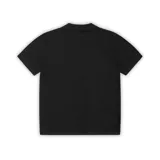 Camiseta negra de punto con cuello polo y mangas cortas. Presenta una franja horizontal con los colores de la bandera italiana y un escudo bordado en el pecho. Tiene el logo de Corteiz bordado en el lado izquierdo y las letras RTW bordadas en el centro.