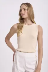 Musculosa corta de tejido de punto acanalado, color negro, con cuello redondo y sisas amplias.