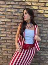 Collar corto con cuentas de nácar teñidas en colores y barritas de coral. Se cierra con cadena de acero quirúrgico y ganchito para regular el largo.