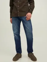 Jean azul de tiro medio y corte tapered, con diseño clásico de cinco bolsillos y cierre con botón.