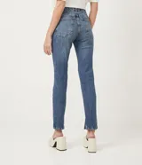 Pantalón de jean de corte recto con tiro medio.