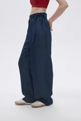 Pantalón celeste de tiro alto, corte ancho y lazo en la cintura.