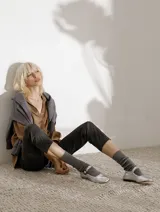 Zapato estilo Mary Jane color marrón, de cuero, con punta redondeada y tira sobre el empeine con hebilla.