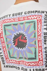 Remera negra de algodón con estampado en la espalda con el logo de Rusty Surf Company en forma de sol con motivos tribales en colores pastel.