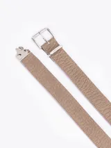 Cinturón negro de cuero vacuno flor con efecto graneado. Presenta hebilla y pasador metálicos con terminación NET, y una puntera Fire como distintivo de la colección.