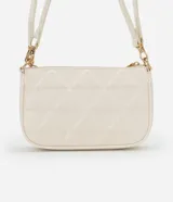 Bolso baguette pequeño color crema, confeccionado en cuero sintético con textura matelaseada en forma de rombos. Presenta correa corta al hombro y detalle de cadena dorada en el frente.