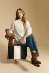 Camisa de manga larga color beige claro con bordado de flores blancas en relieve, cuello clásico y corte holgado.