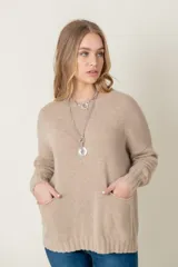 Sweater color beige de lana y viscosa, con cuello redondo y bolsillos frontales.